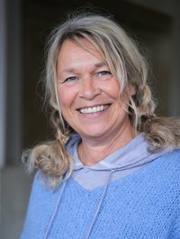 Foto einer Frau. Sie lächelt.