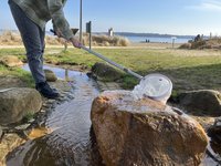 In Wassersleben werden Wasserproben genommen.