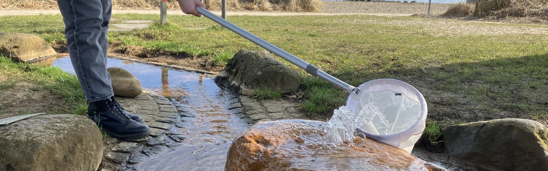 In Wassersleben werden Wasserproben genommen.