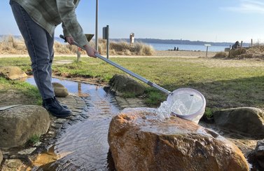 In Wassersleben werden Wasserproben genommen.