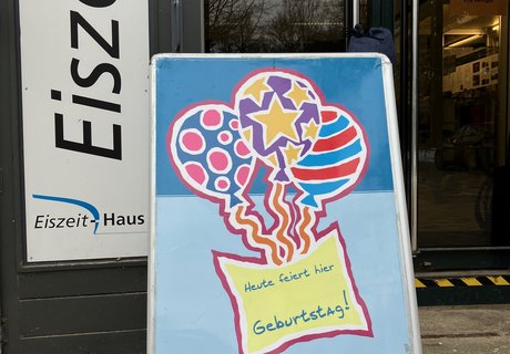 Geburtstags-Aufsteller im Eiszeit-Haus