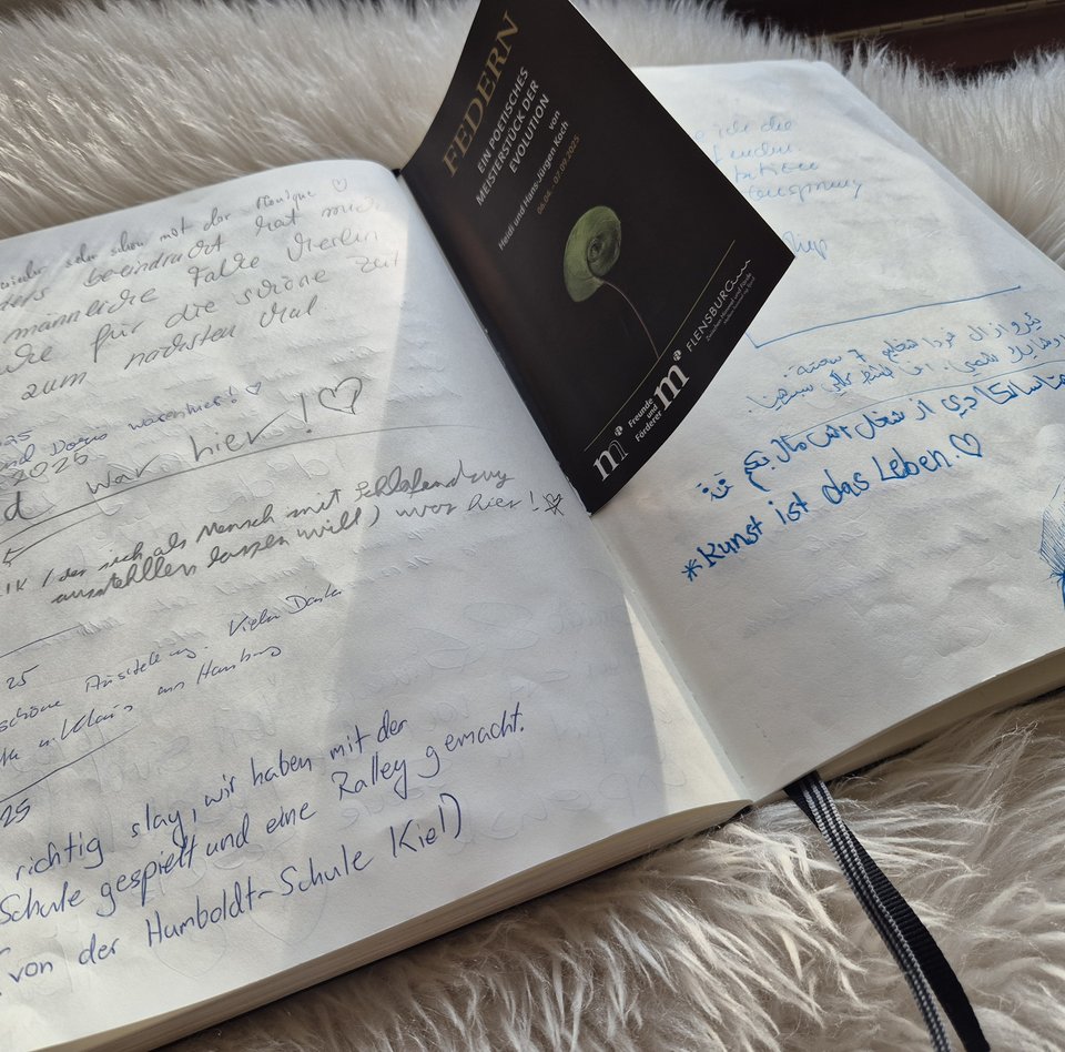 Gæstebøger er en populær metode til at indhente feedback fra museumsgæster. Spørgsmål og kommentarer herfra kan hjælpe med at vedligeholde FAQ-sektionen.