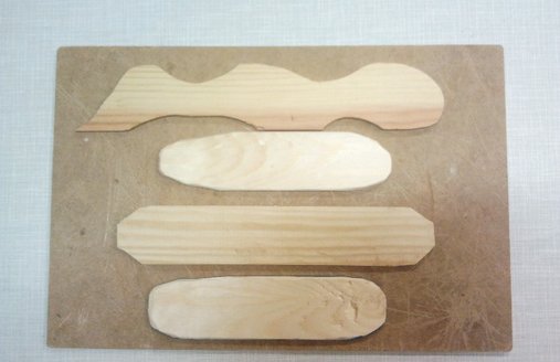 Verschiedene Schwirrholz-Rohlinge.