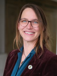 Foto einer Frau. Sie lächelt.