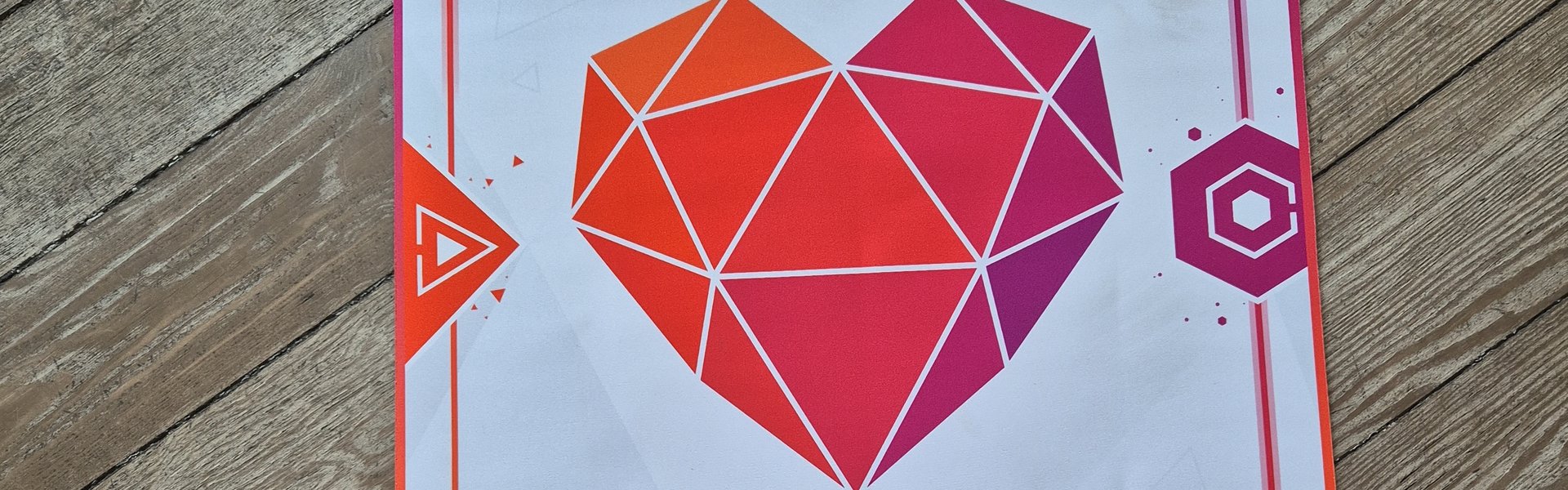 Mit einer Matte auf dem Fußboden geht es los. Die Matte trägt das Logo der Lernplattform Heartucate. Die Plattform entwickelt AR-Erlebnisse und Begleitmaterial für den Bildungsbereich. Mit Hilfe der Matte können zeitgleich vier Spielende in einen virtuellen Escape Room in der Arktis reisen.