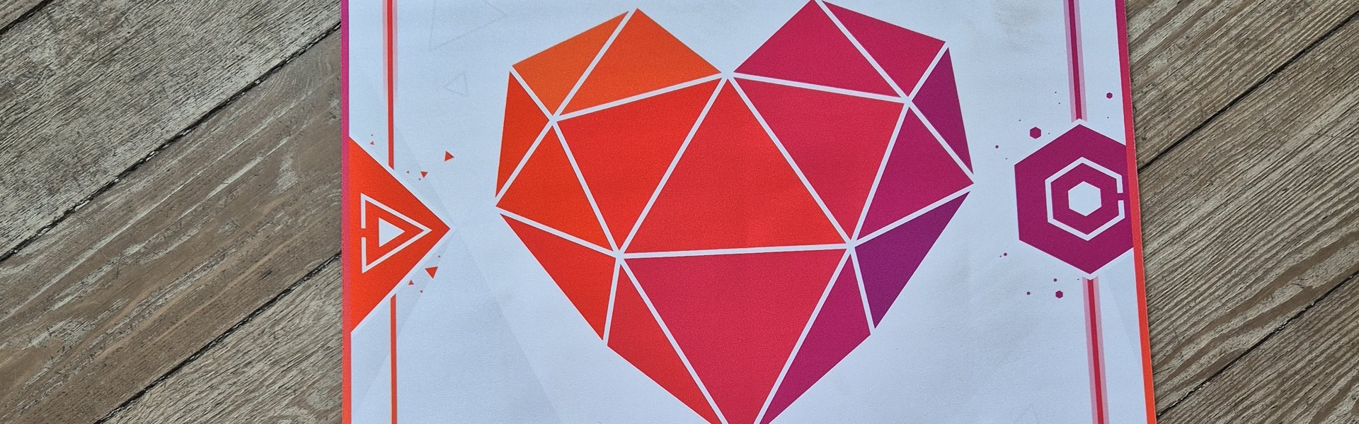 Mit einer Matte auf dem Fußboden geht es los. Die Matte trägt das Logo der Lernplattform Heartucate. Die Plattform entwickelt AR-Erlebnisse und Begleitmaterial für den Bildungsbereich. Mit Hilfe der Matte können zeitgleich vier Spielende in einen virtuellen Escape Room in der Arktis reisen.