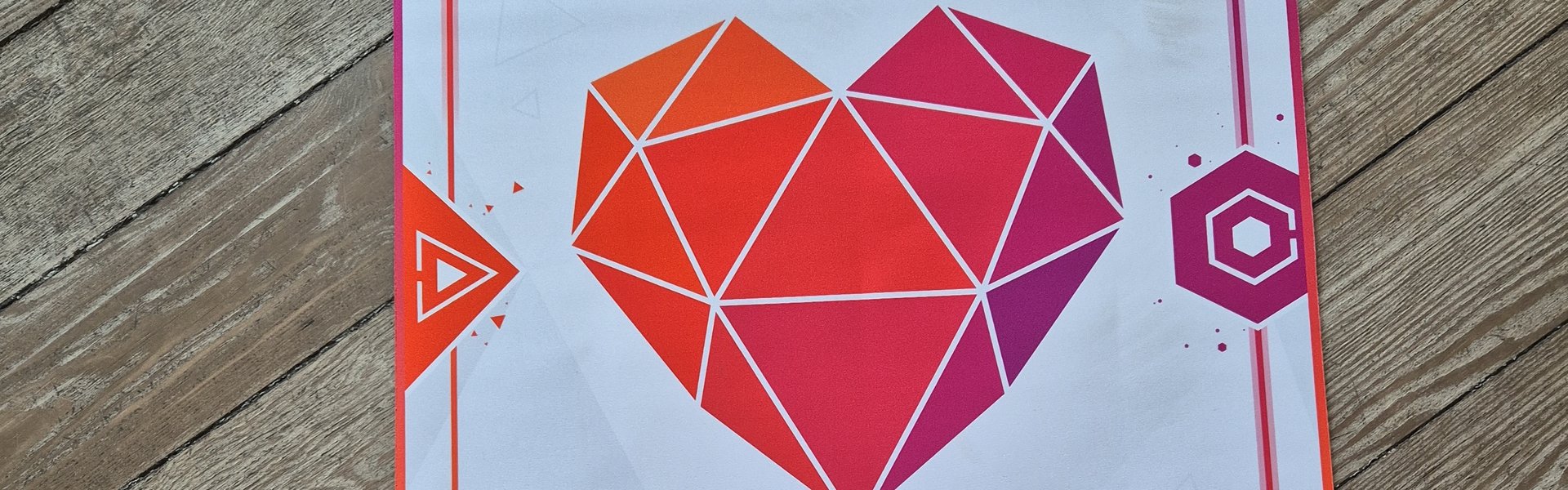 Mit einer Matte auf dem Fußboden geht es los. Die Matte trägt das Logo der Lernplattform Heartucate. Die Plattform entwickelt AR-Erlebnisse und Begleitmaterial für den Bildungsbereich. Mit Hilfe der Matte können zeitgleich vier Spielende in einen virtuellen Escape Room in der Arktis reisen.