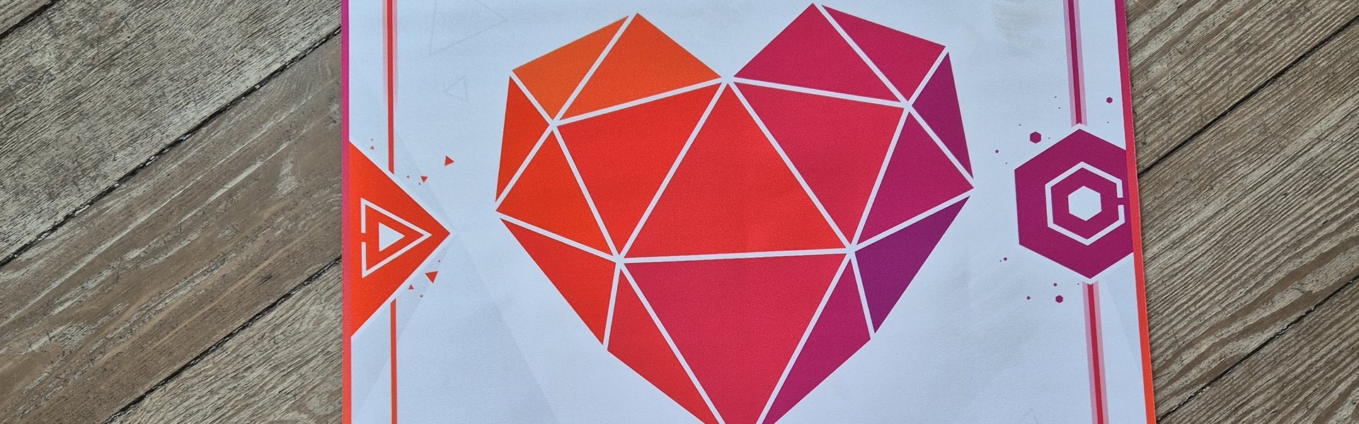 Mit einer Matte auf dem Fußboden geht es los. Die Matte trägt das Logo der Lernplattform Heartucate. Die Plattform entwickelt AR-Erlebnisse und Begleitmaterial für den Bildungsbereich. Mit Hilfe der Matte können zeitgleich vier Spielende in einen virtuellen Escape Room in der Arktis reisen.
