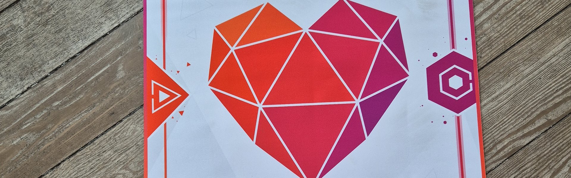 Mit einer Matte auf dem Fußboden geht es los. Die Matte trägt das Logo der Lernplattform Heartucate. Die Plattform entwickelt AR-Erlebnisse und Begleitmaterial für den Bildungsbereich. Mit Hilfe der Matte können zeitgleich vier Spielende in einen virtuellen Escape Room in der Arktis reisen.
