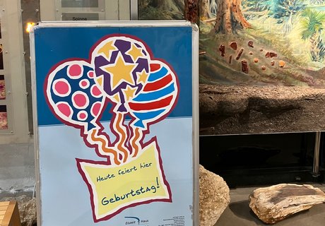 Geburtstags-Aufsteller im Eiszeit-Haus 