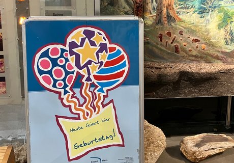 Geburtstags-Aufsteller im Eiszeit-Haus 