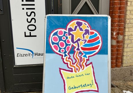 Geburtstags-Aufsteller im Eiszeit-Haus