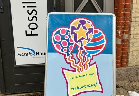 Geburtstags-Aufsteller im Eiszeit-Haus