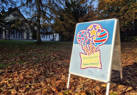 Das Foto zeigt das Plakat für eine Kindergeburtstagsfeier im Eiszeit-Haus.