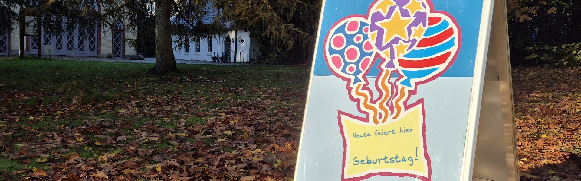 Das Foto zeigt das Plakat für eine Kindergeburtstagsfeier im Eiszeit-Haus.