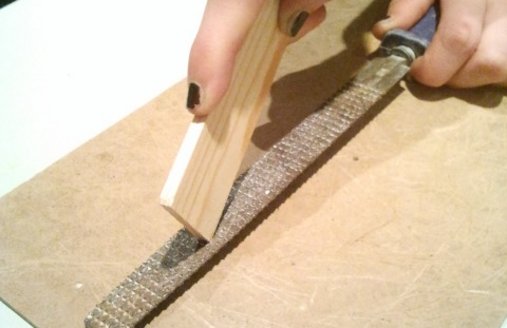 Das Holzstück bekommt die gewünschte Form.