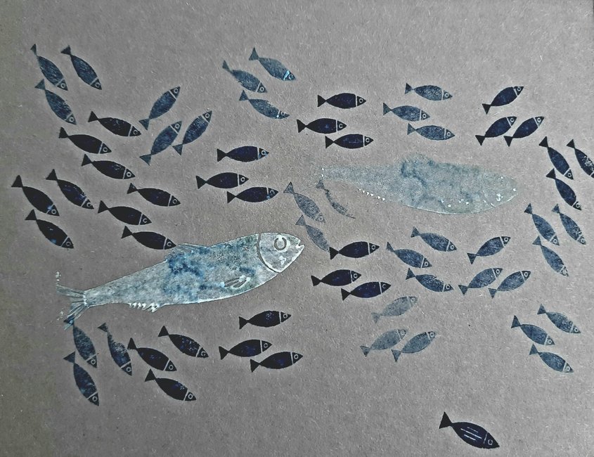 Hvordan bevæger en fiskestime sig? Hvem bestemmer, hvor den skal hen? En gruppe feriebørn har prøvet det sammen med stempler og blæk.