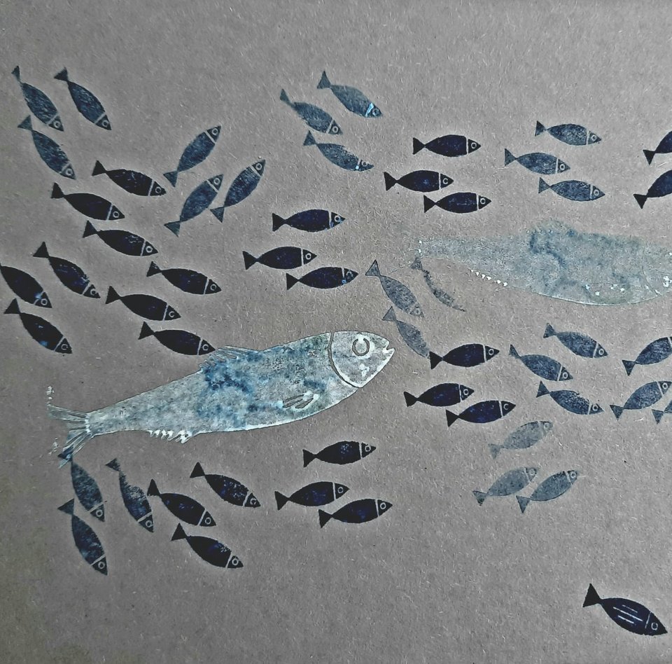 Hvordan bevæger en fiskestime sig? Hvem bestemmer, hvor den skal hen? En gruppe feriebørn har prøvet det sammen med stempler og blæk.