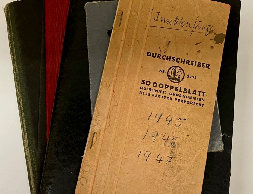 På billedet ses en stak gamle hæfter. Øverst ligger et hæfte med påskriften »Insektenfänge 1945 – 1946 – 1947« (Insektfangster 1945 – 1946 – 1947).